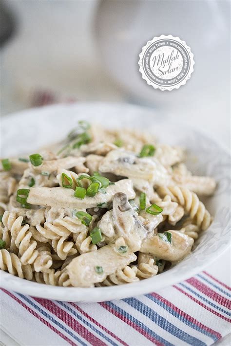 Tavuklu Kremalı Mantarlı Makarna